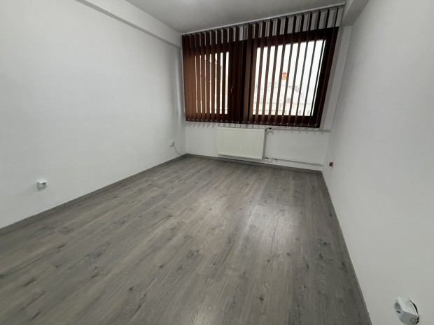 Kiad� Iroda, Veszpr�m 80.000 Ft