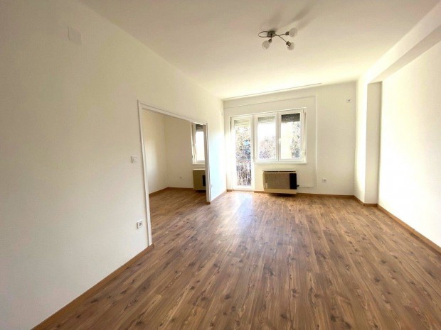 Kiad� Kiskunhalas F�t�ren, 3. emeleti, 2 szob�s, erk�lyes b�torozatl