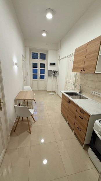 Kiad� Lak�s Budapest, VIII.ker. 2 szob�s, csendes, z�rt z�ld udvarban