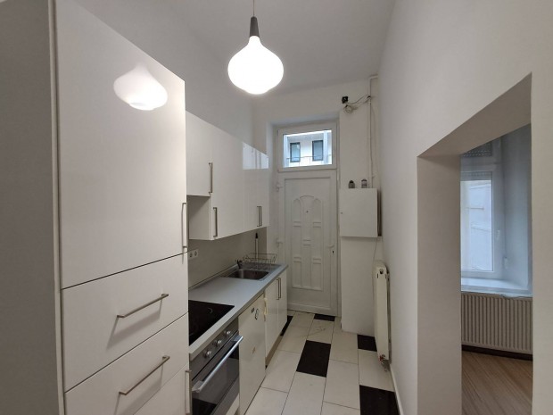 Kiad� Lak�s K�zvetlen�l A Corvin Pl�za Bej�rat�n�l!!