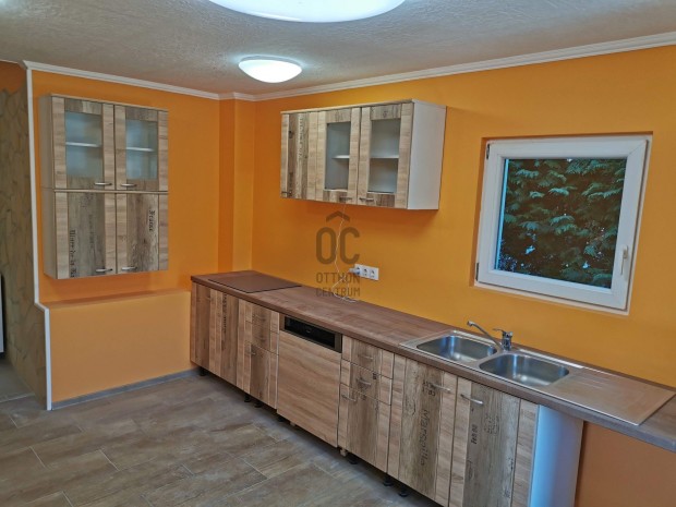 Kiad� Lak�s, Kertkapcsolattal, G�d-Fels�n!