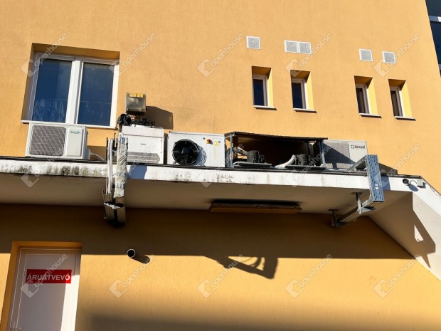 Kiad� Miskolc belv�rosi, utcafronti h�sbolt berendez�ssel!