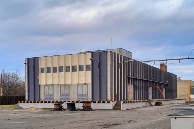 Kiad� Miskolcon a Zsolcai kapuban egy 500 m rakt�r!