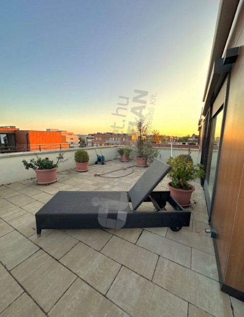 Kiadó PANORÁMÁS PENTHOUSE a XI. kerületben! KISÁLLATBARÁT!
