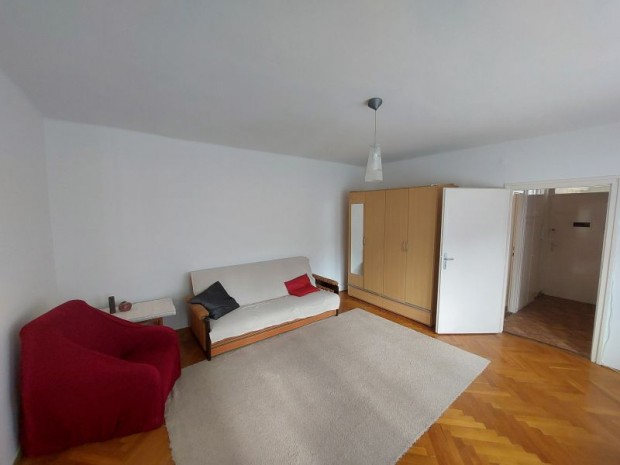 Kiad� P�cs belv�ros�ban, Fiatal p�roknak �s di�koknak!