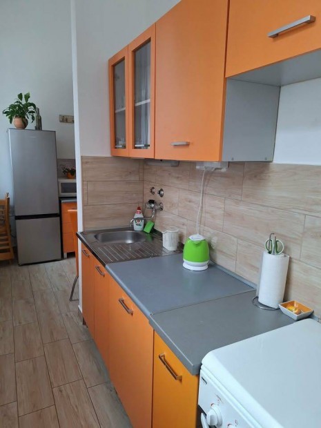 Kiad� P�cs belv�ros�ban els� emeleti 37 nm es gal�ri�zott t�glalak�s