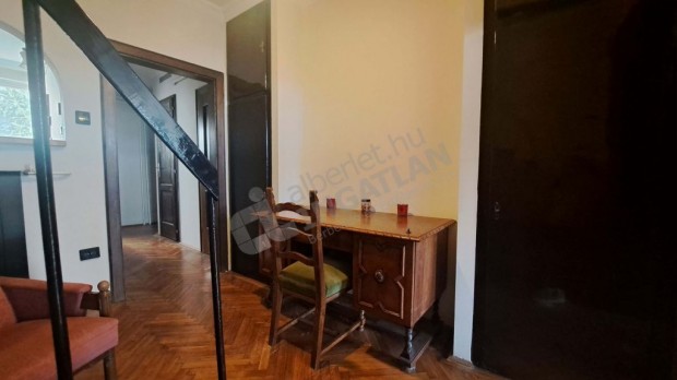 Kiad� T�th �rp�d s�t�nyra n�z�  3+1 szob�s lak�s a v�rban