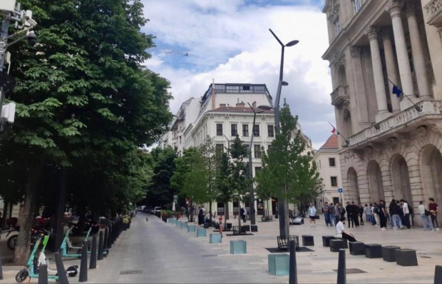 Kiad� �j �zlet , V.lker. Belv�ros Sz�v�ben, Egyetem T�r