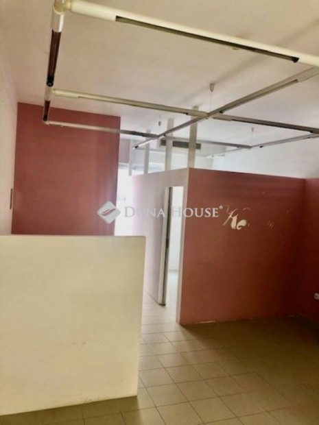 Kiad� �zlethelyis�g, P�cs