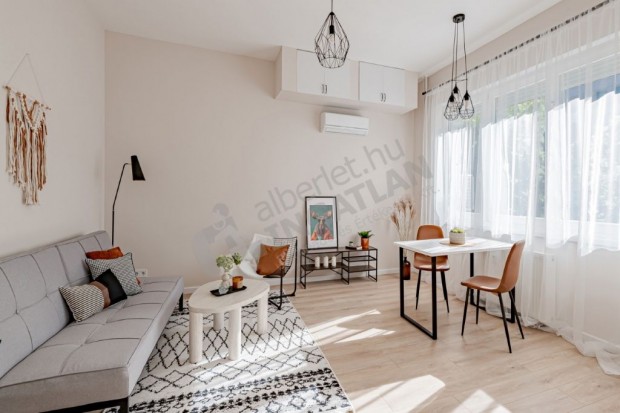 Kiad� V�ci �ton frissen fel�j�tott garzonlak�s!