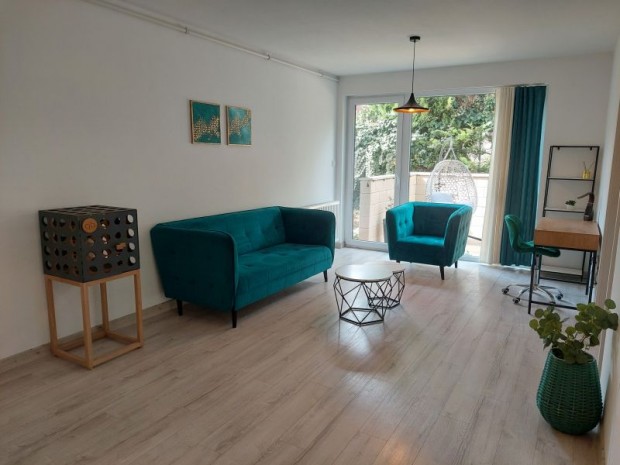 Kiad�! �j lak�s, Egyetem v�rosr�szen.