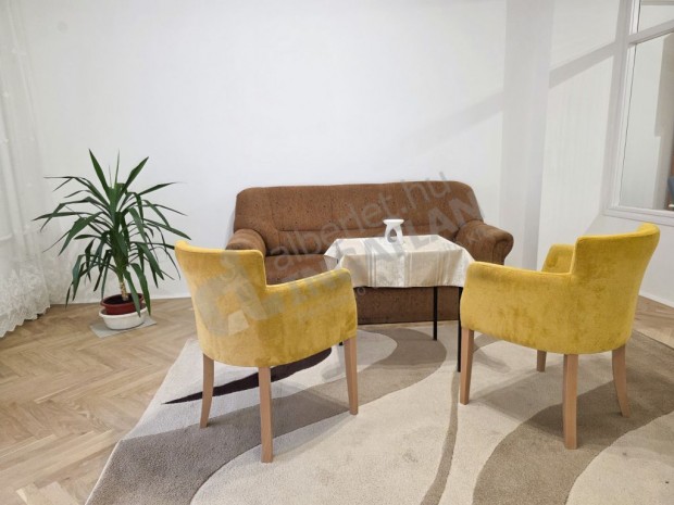 Kiad� a Harminckettesek ter�n egy fel�j�tott 3 szob�s lak�s