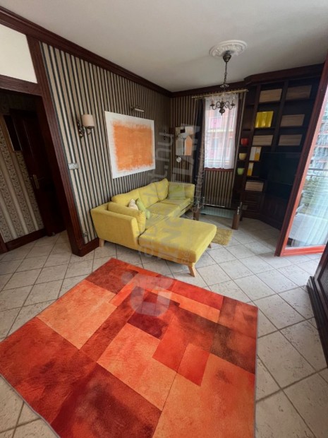 Kiad� a III ker L�ngliliom utc�ban egy 2 sz lak�s.