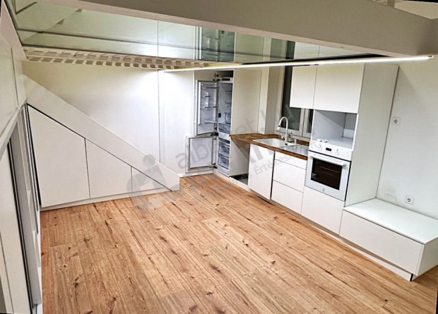 Kiad� a VIII Kisfaludy utc�ban, FEL�J�TOTT, 1 szob�s, gal�ri�s lak�s.