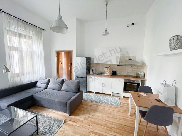 Kiad� a V�r�smarty utc�ban egy m�sf�l szob�s lak�s