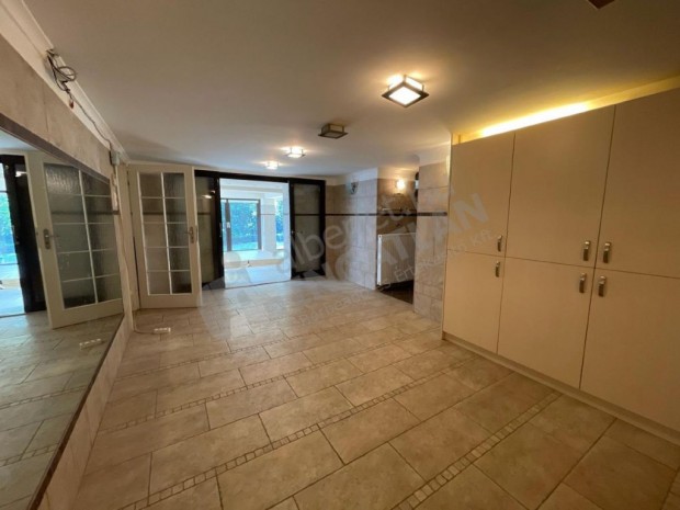 Kiad� a XII ker Denev�r k�zben egy ikerh�z fele.