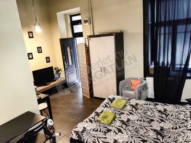 Kiad� a Zichy Jen� utc�ban egy teljesk�r�en fel�j�tott, gy�ny�r� lak�s