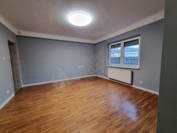 Kiad� a Zsolt utv�ban egy frissen fel�j�tott k�l�n�ll� lak�s