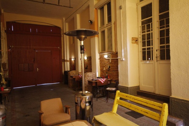 Kiad� belv�rosban, 1 szob�s h�zr�sz, ak�r sz�ll�sk�nt r�vidt�vra