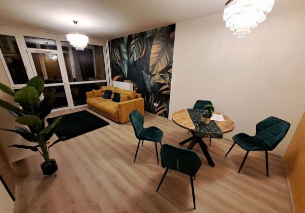 Kiad� belv�rosi fel�j�tott 2 szob�s erk�lyes lak�s!