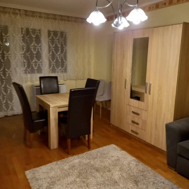 Kiad� belv�rosi lak�s Kaposv�ron 