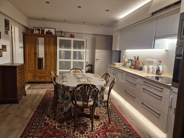 Kiad� berendezett lak�s saj�t kerttel �rden