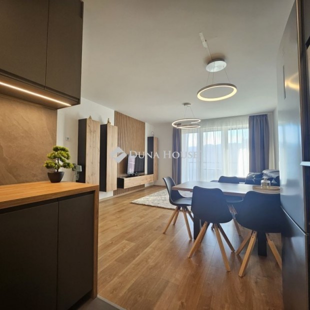 Kiad� b�torozott, 2 erk�ly, 51 nm,lak�s, Budapest 3. ker.