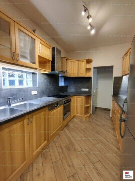 Kiad� csal�di h� Dunakeszin