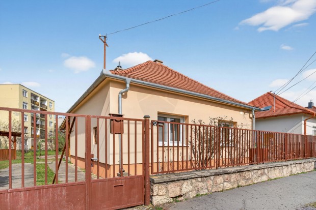 Kiad� csal�di h�z Tat�n, a Szent Istv�n utc�ban  nyugodt k�rnyezet, t