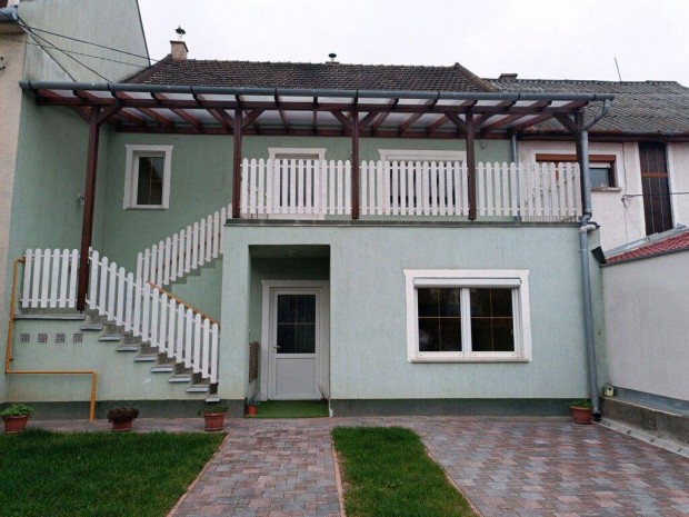 Kiad� csal�di h�z V�cde�kv�ron, kiv�l� lok�ci�ban