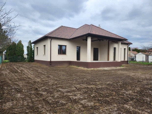 Kiad csaldi hz , 120 m2 +800 m2 kert 5 szoba