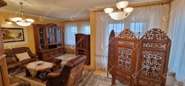 Kiad� csal�di h�z a belv�ros felett