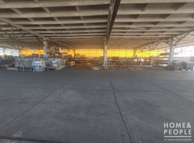 Kiad� csarnok irod�val! - Mak�