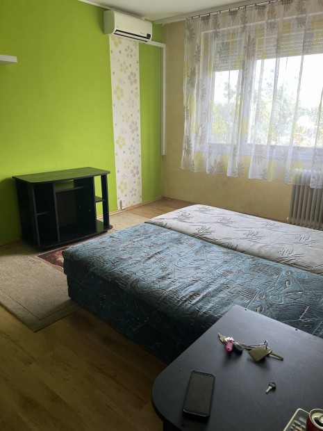 Kiad� egy kl�m�s lak�s a M�jus 1 t�ren!