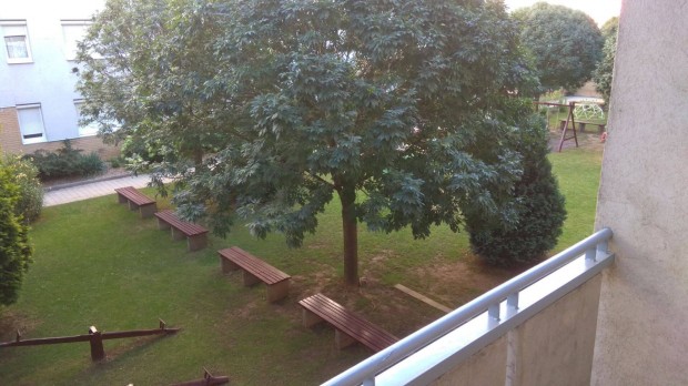 Kiad� els� emeleti 47m2-es, t�gla lak�s