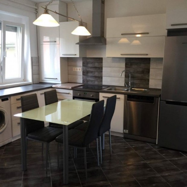 Kiad� fel�j�tott 3 szob�s lak�s a Pet�fi utc�ban.