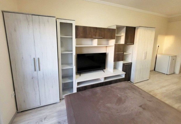 Kiad� fel�j�tott garzonlak�s az Egyetem k�zel�ben!