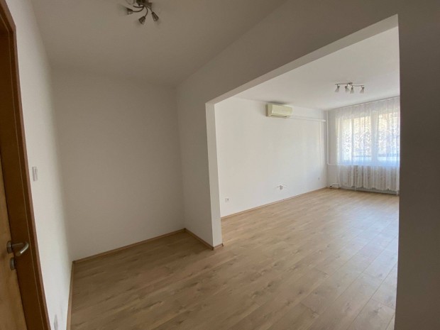 Kiad� fel�j�tott lak�s Sz�kesfeh�rv�ron, J�zsef A. utc�ban