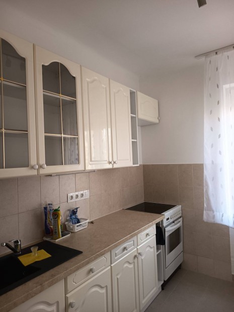 Kiad� fel�j�tott t�gla lak�s P�csen Koml�i �t mellett