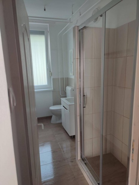 Kiad fldszinti 34nm laks Oroszlny , Rkoczi F. utca
