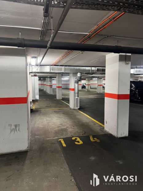 Kiad� g�pkocsibe�ll�k a De�k Ferenc t�rt�l p�r l�p�sre