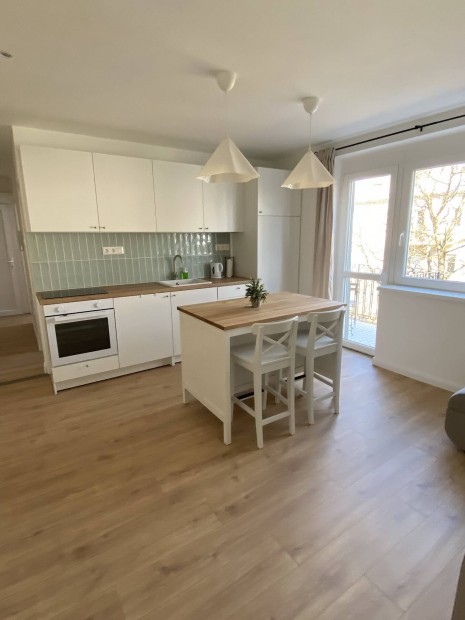 Kiad� gy�ny�r�en fel�j�tott lak�s