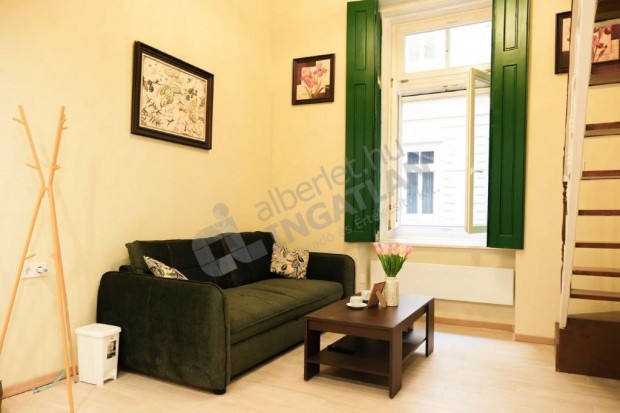 Kiad� hangulatos lak�s az Andr�ssy �ton  gal�ri�val