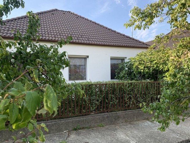 Kiad� h�z �cs (  Kom�rom 6 km) 10+1 f�