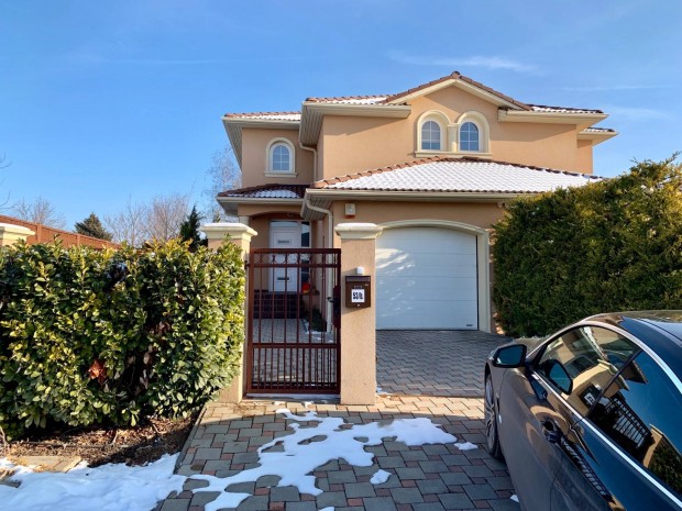 Kiad� h�z Pet�fiv�ros