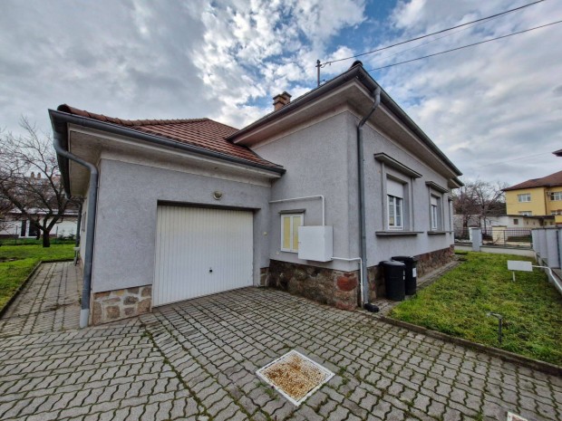 Kiad hz - Szekszrd