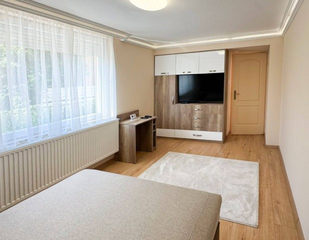 Kiad� ig�nyes lak�s a G�r�mbei Cukr�szda mellett !