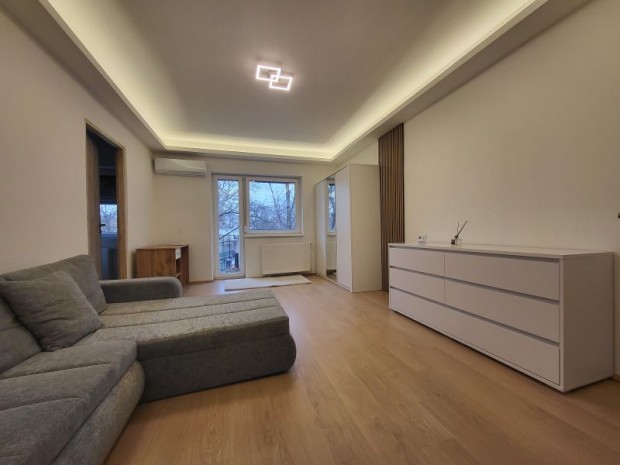 Kiad� ig�nyesen berendezett, 1. emeleti belv�rosi t�glalak�s