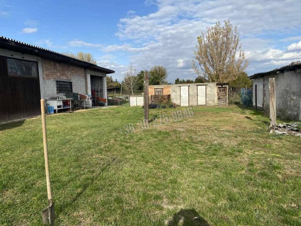 Kiad� ipari, Zs�mb�k Belv�ros, Etyeki utca, 250000 Ft, 105 nm 33_jib