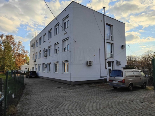 Kiad� irodahelyis�g P�csen, a T�z�r utc�ban